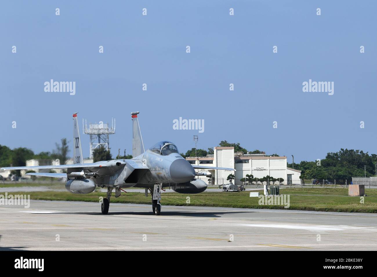 Un F-15C Eagle taxi lungo la pista sulla base aerea di Kadena, Giappone, 17 aprile 2020. F-15C Eagle è un combattente tattico e manovrabile progettato per conquistare e mantenere la supremazia aerea sul campo di battaglia. Per garantire il successo della missione, gli Airmen del Team Kadena continuano a crescere per soddisfare i requisiti della missione e garantire la superiorità aerea. (STATI UNITI Foto dell'aeronautica di Airman di prima Classe Rebeckah Medeiros) Foto Stock