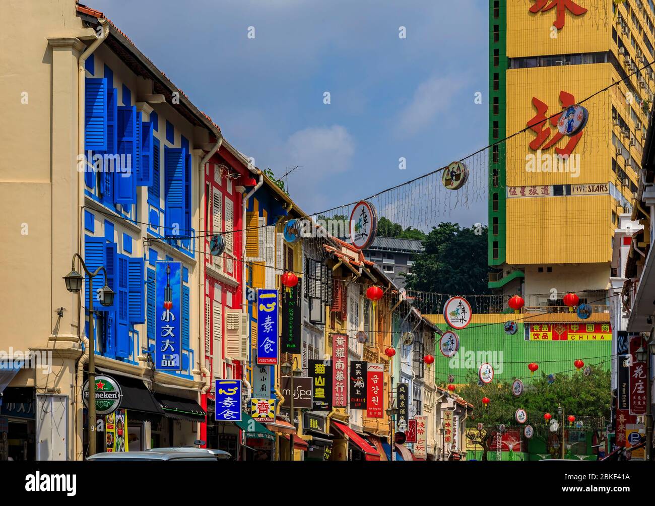 Singapore - Settembre 08 2019: Facciate di famose case coloniali colorate, decorate con lanterne Cinesi e luci fiabesche a Singapore Chinatown Foto Stock