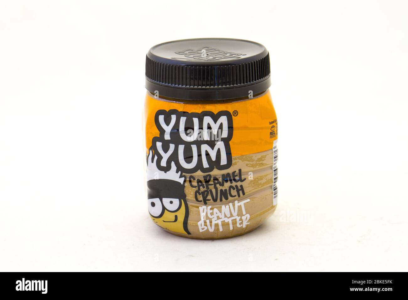 Alberton, Sudafrica - una vasca di Yum Yum arachide caramello crunch burro arachide isolato su una chiara immagine di sfondo con spazio copia Foto Stock