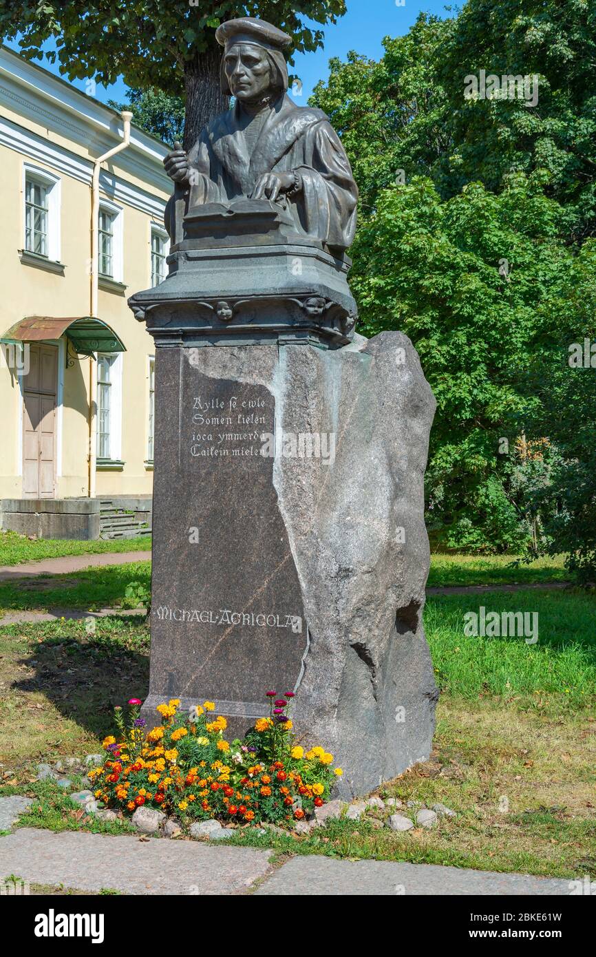 Vyborg, monumento a Mikael agricola il Creatore della lingua finlandese scritta, nel parco cittadino Foto Stock