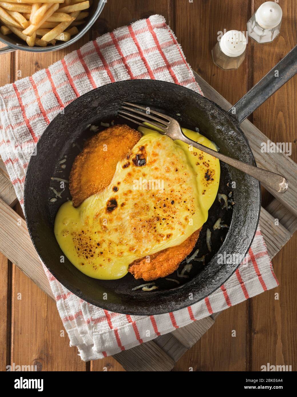 Parmo. Pollo impanato con salsa besciamella e formaggio fuso. Nord-est UK Food Foto Stock