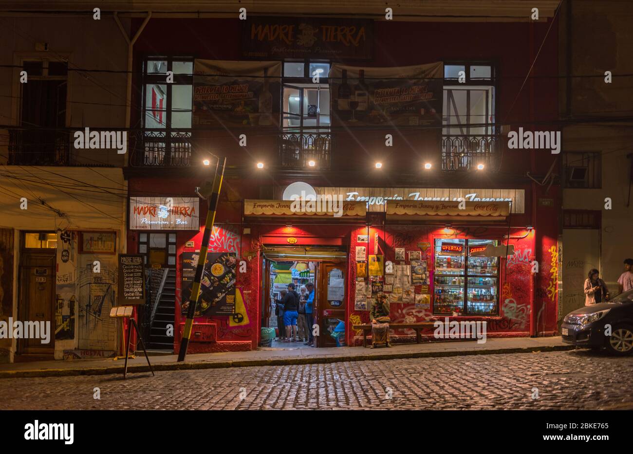 Negozio di alimentari di notte nella città vecchia di Valparaiso, Cile Foto Stock