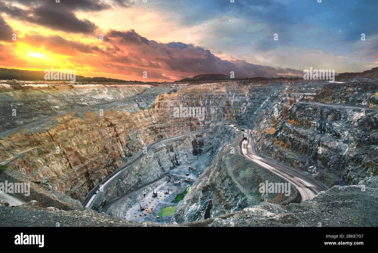 Vista della miniera d'oro a cielo aperto, industria mineraria Foto Stock