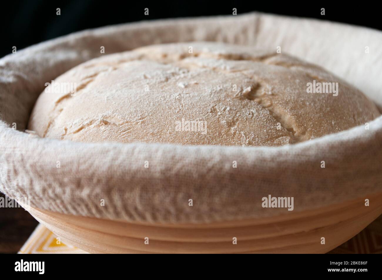Pasta di pane in paniere di prova, prima di cuocere, ricetta di grano intero. Farina di segale. Fatto in casa. Foto Stock