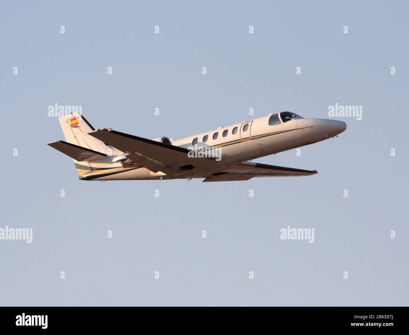 Cessna 550 Citation Bravo piccolo business jet Aircraft che volano in aria contro un cielo limpido Foto Stock