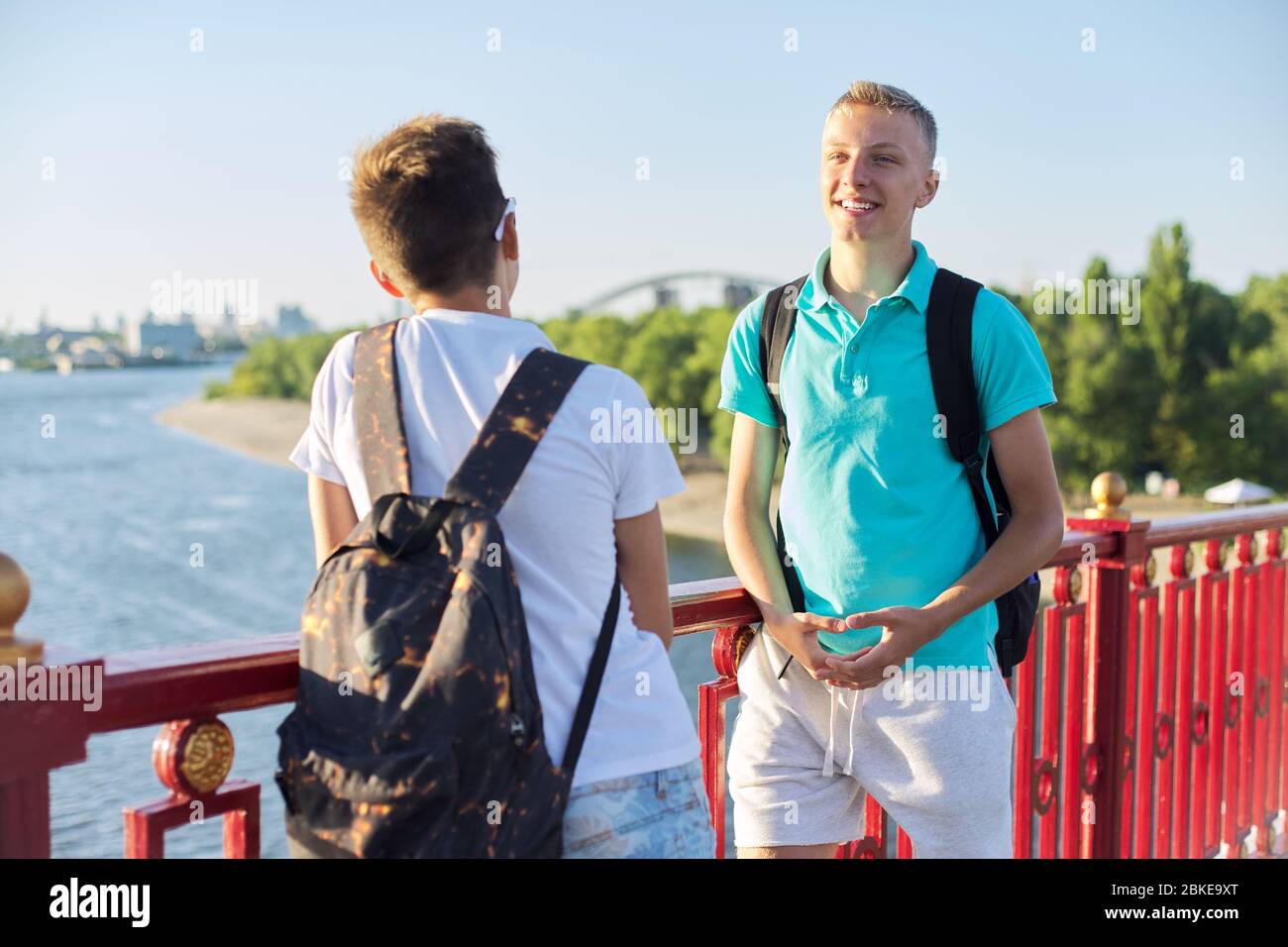 Ritratto all'aperto di due amici ragazzi adolescenti 15, 16 anni, ridendo, parlando Foto Stock