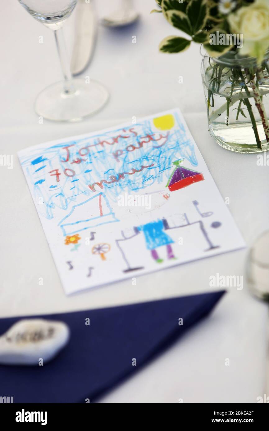 L'invito del nipote al loro settantesimo compleanno nonni con foto a Sussex, Regno Unito. Foto Stock