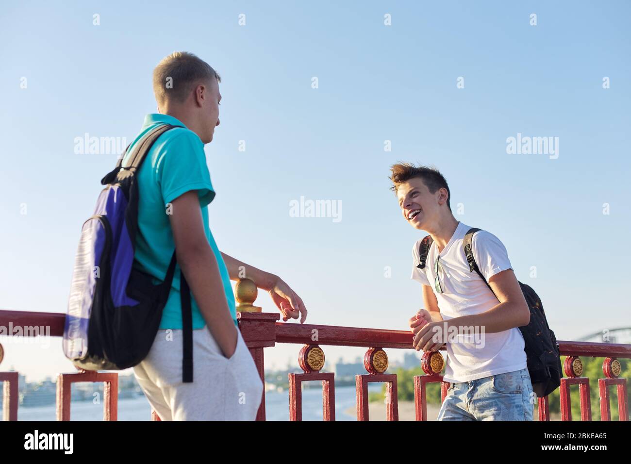 Ritratto all'aperto di due amici ragazzi adolescenti 15, 16 anni, ridendo, parlando Foto Stock