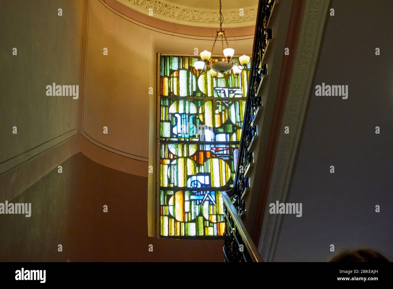 Scale e luce provenienti da finestre colorate Foto Stock