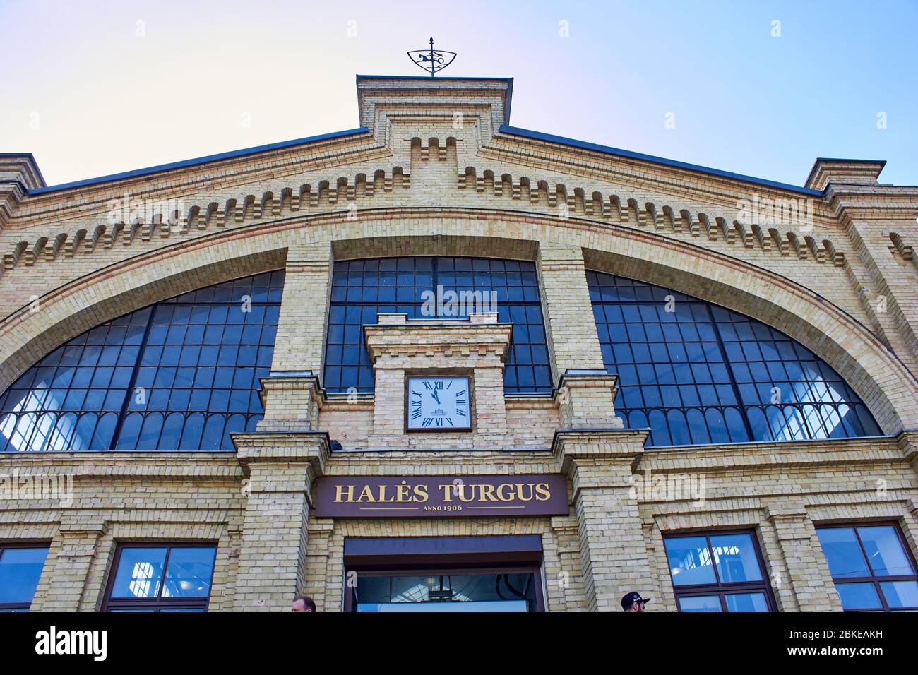 facciata di un edificio con enormi finestre e l'orologio Foto Stock