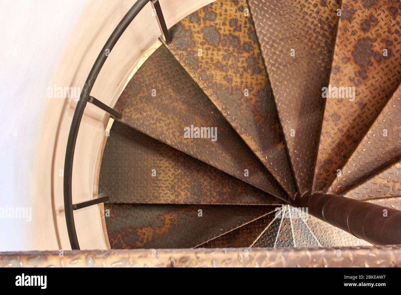 Scala a chiocciola in metallo nel vecchio edificio Foto Stock