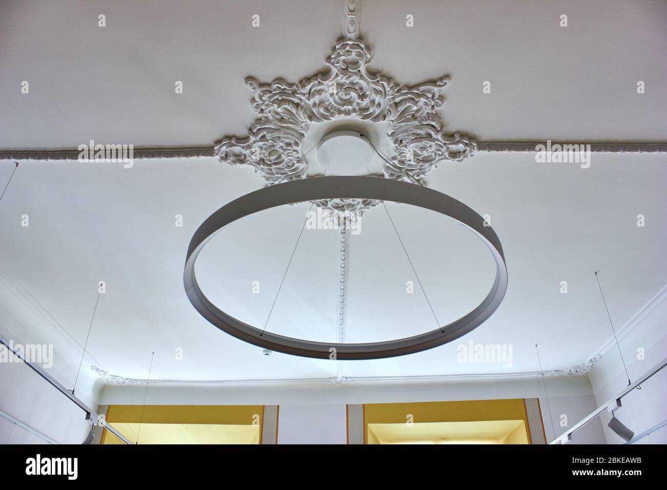 Lampada moderna in un edificio rinnovato di vecchio stile Foto Stock