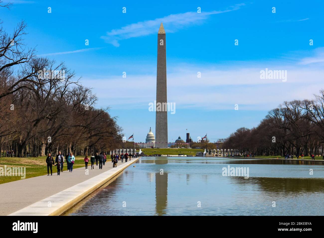 Washington Monument obelisco, piscina riflettente e tetto del palazzo del Campidoglio, con i turisti visite turistiche a Washington DC, capitale degli Stati Uniti. Foto Stock