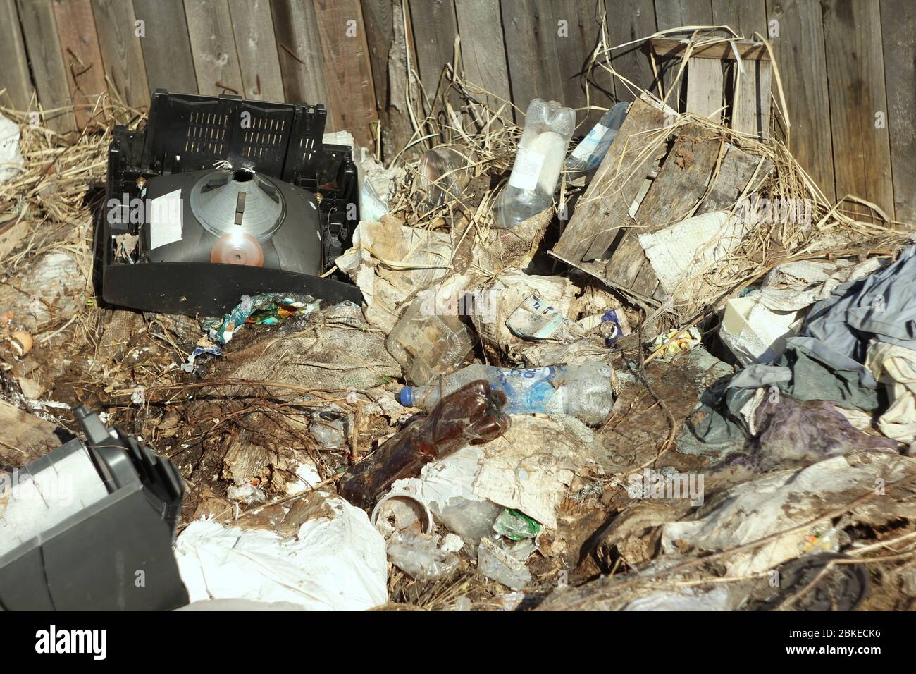 03-05-2020. Syktyvkar, Russia. Mucchio di immondizia con sacchi, plastica, erba secca, cartone e bottiglie. Foto Stock