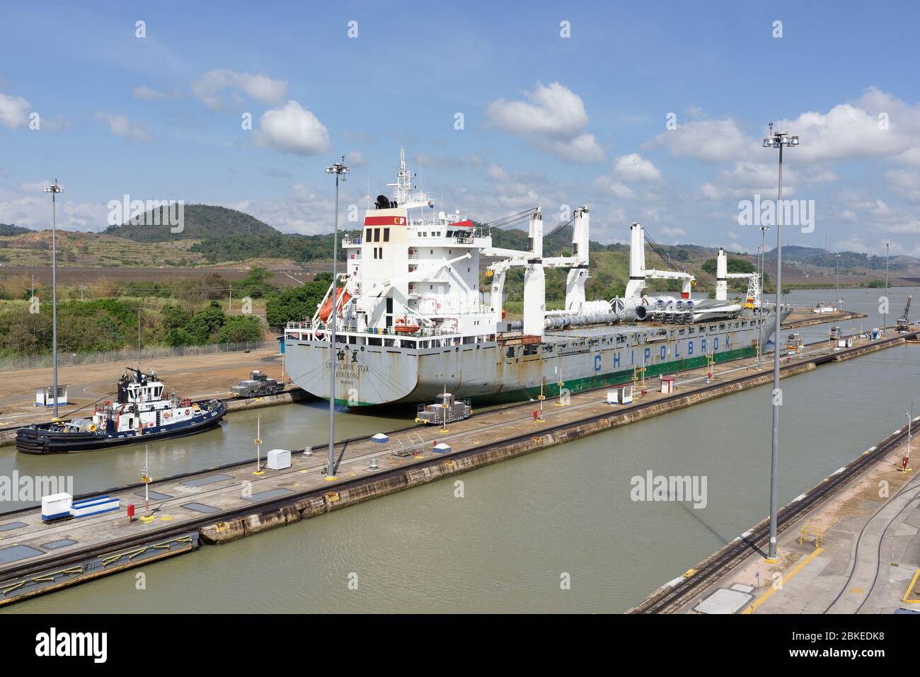 Nave con rimorchiatore che passa attraverso il Miraflores Lock, canale di panama, panama Foto Stock