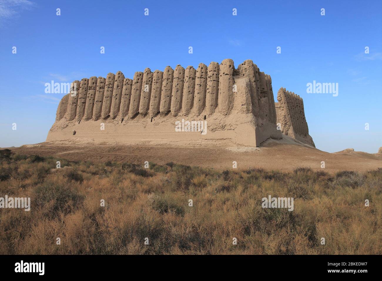 Il grande Castello di Girl si trova nell'antica città di Merv in Turkmenistan. Il castello fu costruito con mattoni di fango durante il periodo Seljuk. Foto Stock