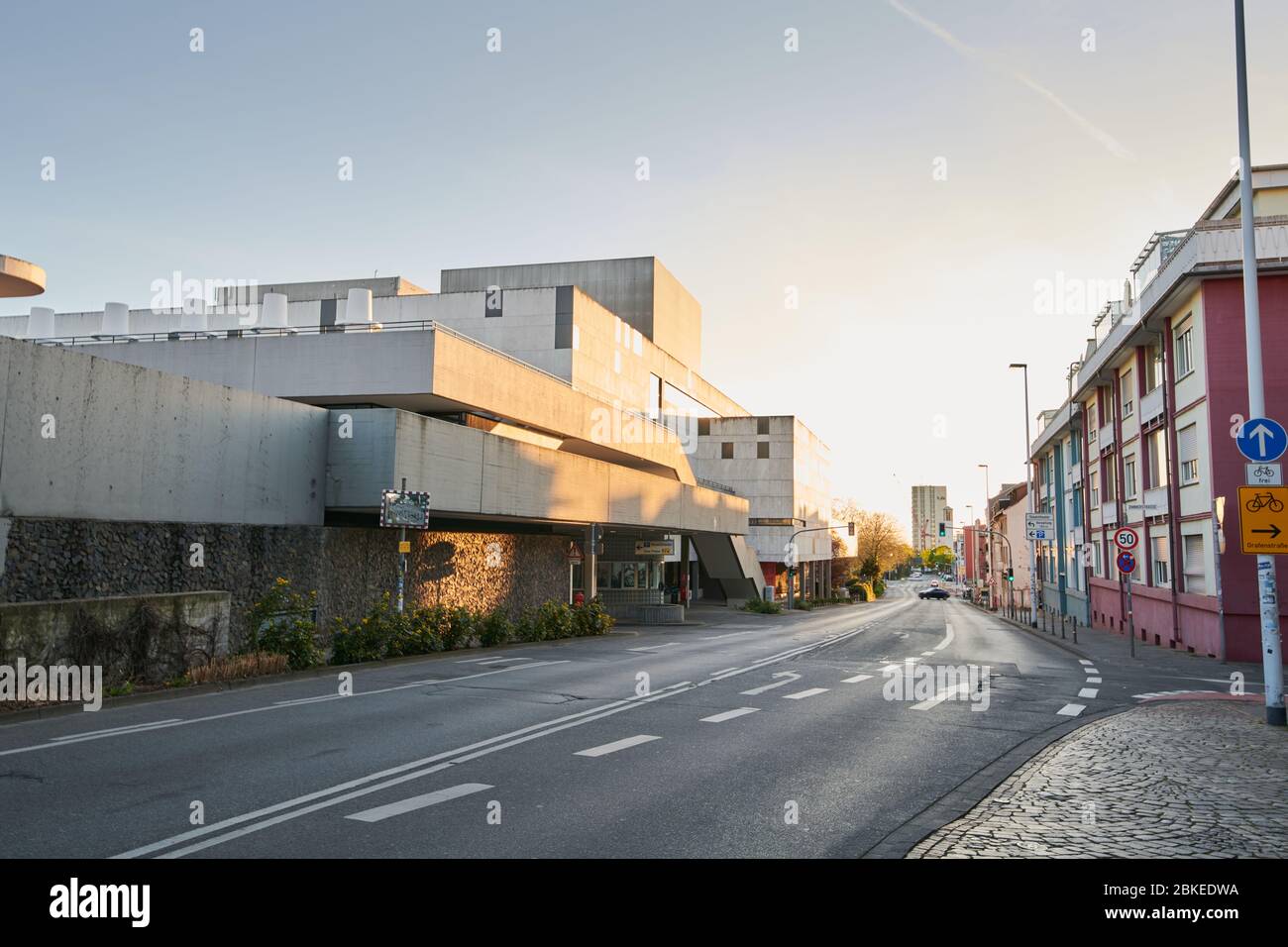 Darmstadt, Germania, 10 2020 aprile: Teatro Darmstadt, Staatstheater, vista laterale da Huegelstraße senza traffico Foto Stock