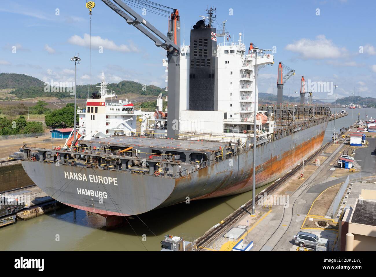 Due navi che attraversano la chiusa di Miraflores sul canale di Panama, Panama Foto Stock