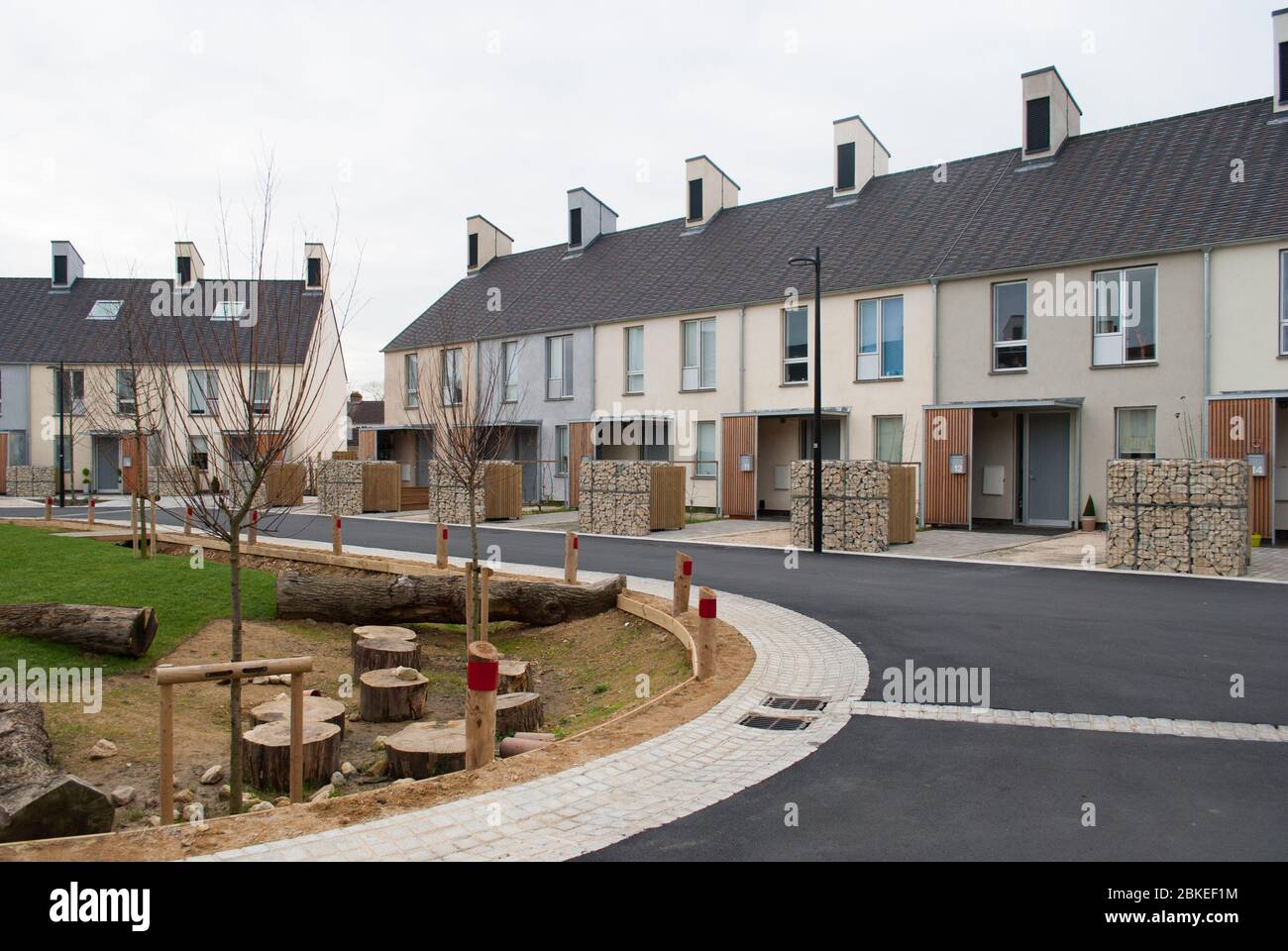 Terrazze del villaggio moderno abitazioni terrazzate Grand Designs Kevin McCloud Triangle Howse Garden, Swindon, Wiltshire SN21FP di Glenn Howells Luke Engleback Foto Stock