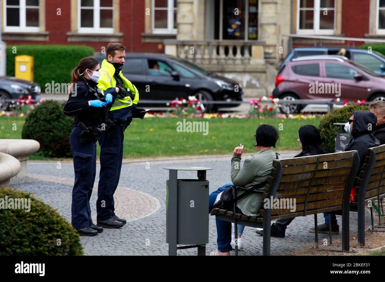 La polizia controlla il regolamento sulla protezione della corona nell'ufficio postale. Gorlitz, 2 maggio 2020 | utilizzo in tutto il mondo Foto Stock