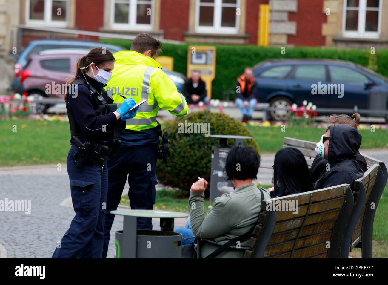 La polizia controlla il regolamento sulla protezione della corona nell'ufficio postale. Gorlitz, 2 maggio 2020 | utilizzo in tutto il mondo Foto Stock