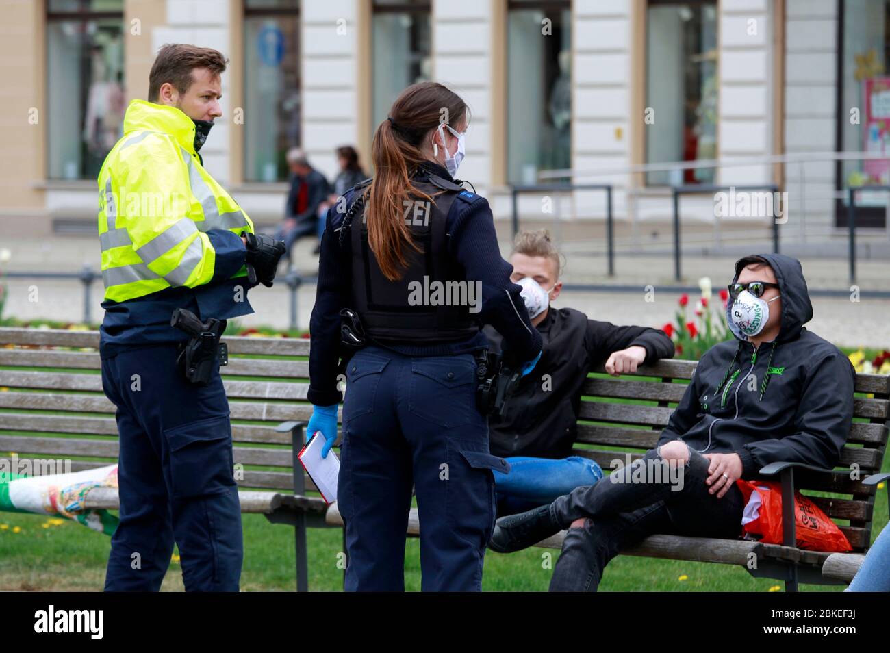 La polizia controlla il regolamento sulla protezione della corona nell'ufficio postale. Gorlitz, 2 maggio 2020 | utilizzo in tutto il mondo Foto Stock