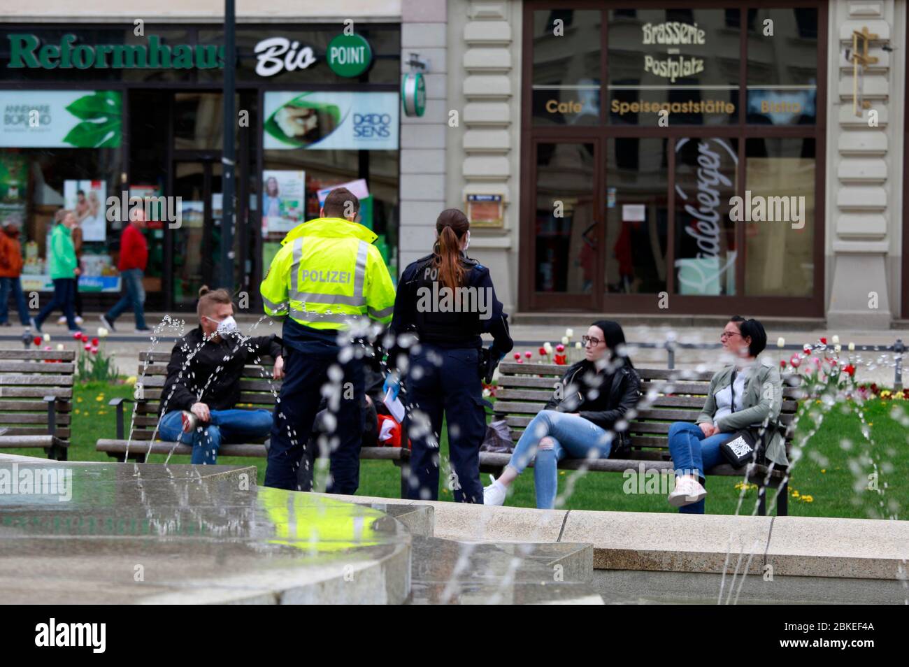 La polizia controlla il regolamento sulla protezione della corona nell'ufficio postale. Gorlitz, 2 maggio 2020 | utilizzo in tutto il mondo Foto Stock