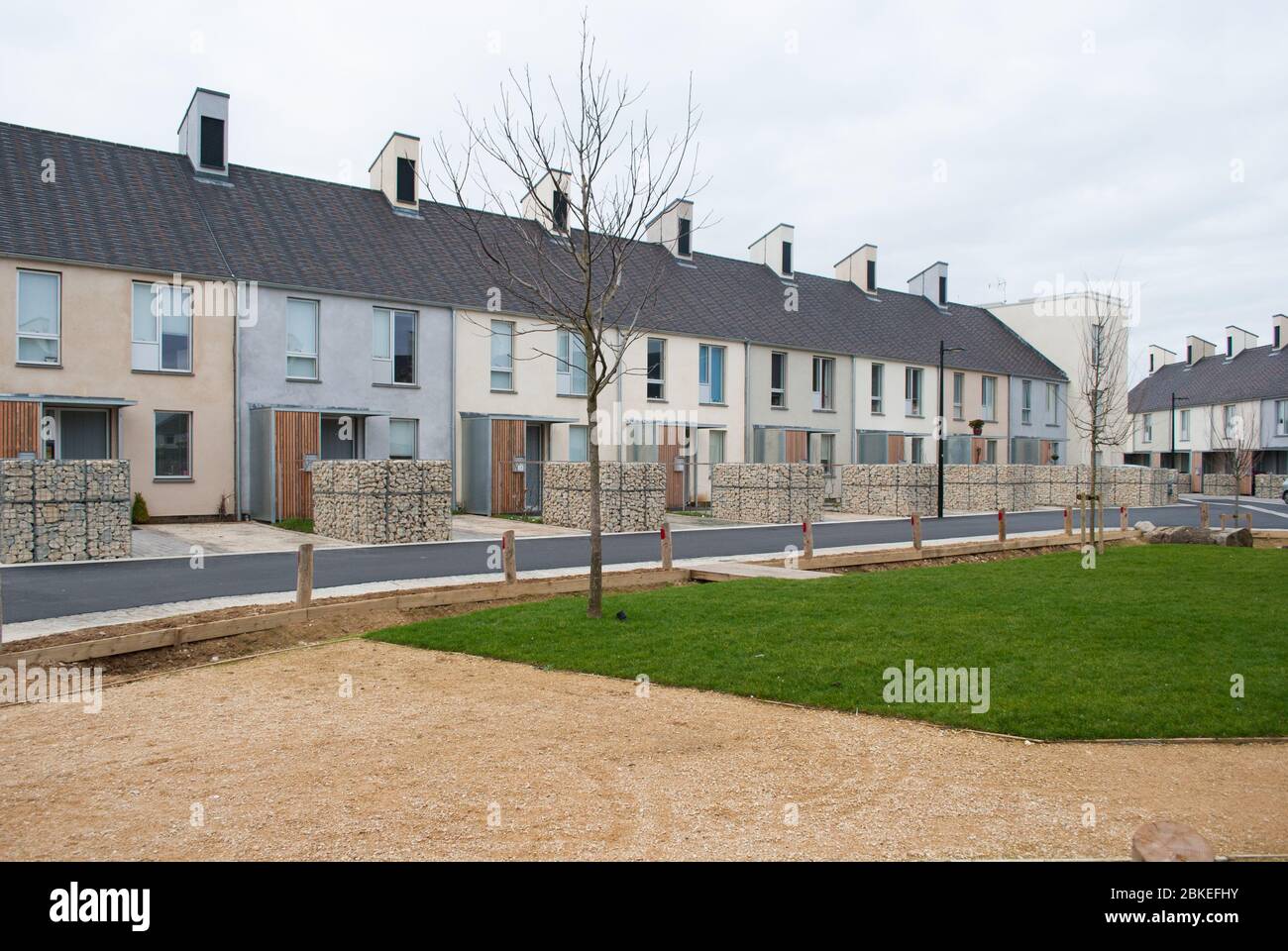 Terrazze del villaggio moderno abitazioni terrazzate Grand Designs Kevin McCloud Triangle Howse Garden, Swindon, Wiltshire SN21FP di Glenn Howells Luke Engleback Foto Stock