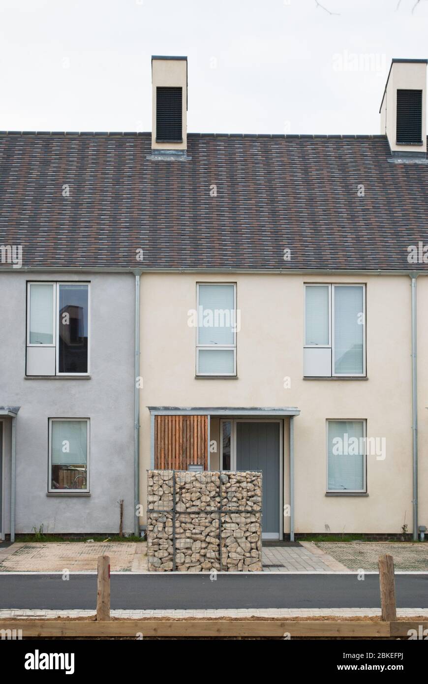 Terrazze del villaggio moderno abitazioni terrazzate Grand Designs Kevin McCloud Triangle Howse Garden, Swindon, Wiltshire SN21FP di Glenn Howells Luke Engleback Foto Stock