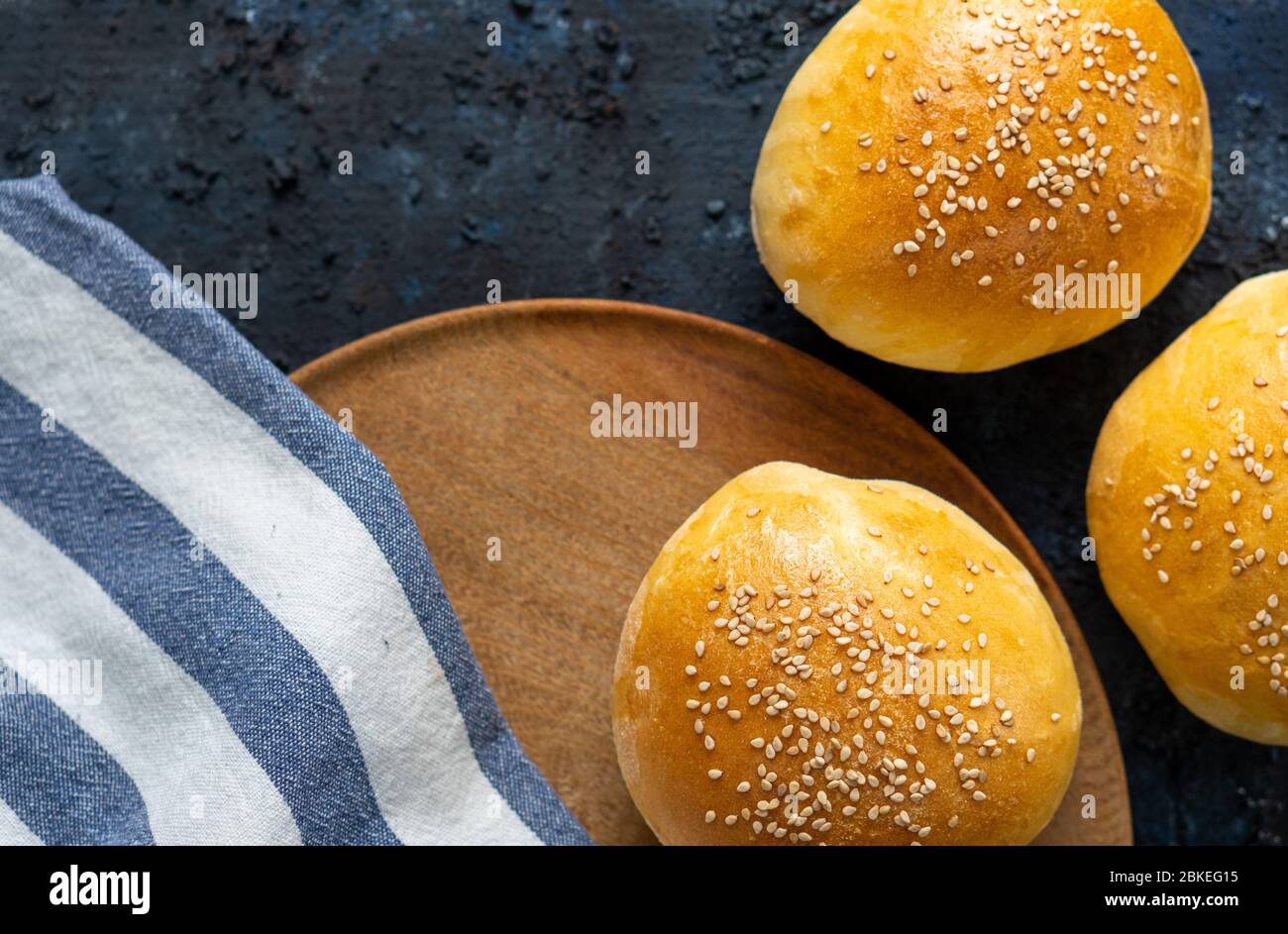 Primo piano di panini hamburger fatti in casa, appena sfornati Foto Stock