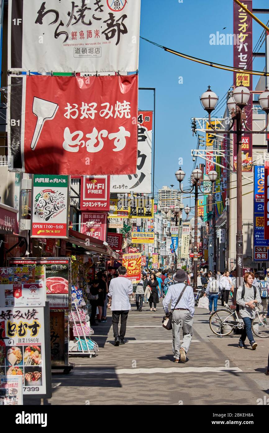 Osaka / Giappone - 21 maggio 2018: Famosa via Dotonbori nel centro di Osaka, conosciuta per i suoi numerosi ristoranti e negozi, una delle principali destinazioni turistiche Foto Stock
