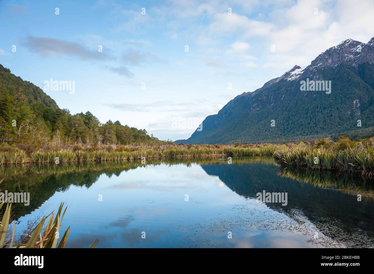 Laghi Specchio nel Parco Nazionale di Fiordland, Nuova Zelanda. Il pittoresco paesaggio di montagna e cielo colorato riflessioni sull'acqua. Foto Stock