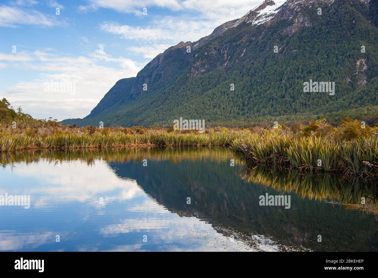 Laghi Specchio nel Parco Nazionale di Fiordland, Nuova Zelanda. Il pittoresco paesaggio di montagna e cielo colorato riflessioni sull'acqua. Foto Stock