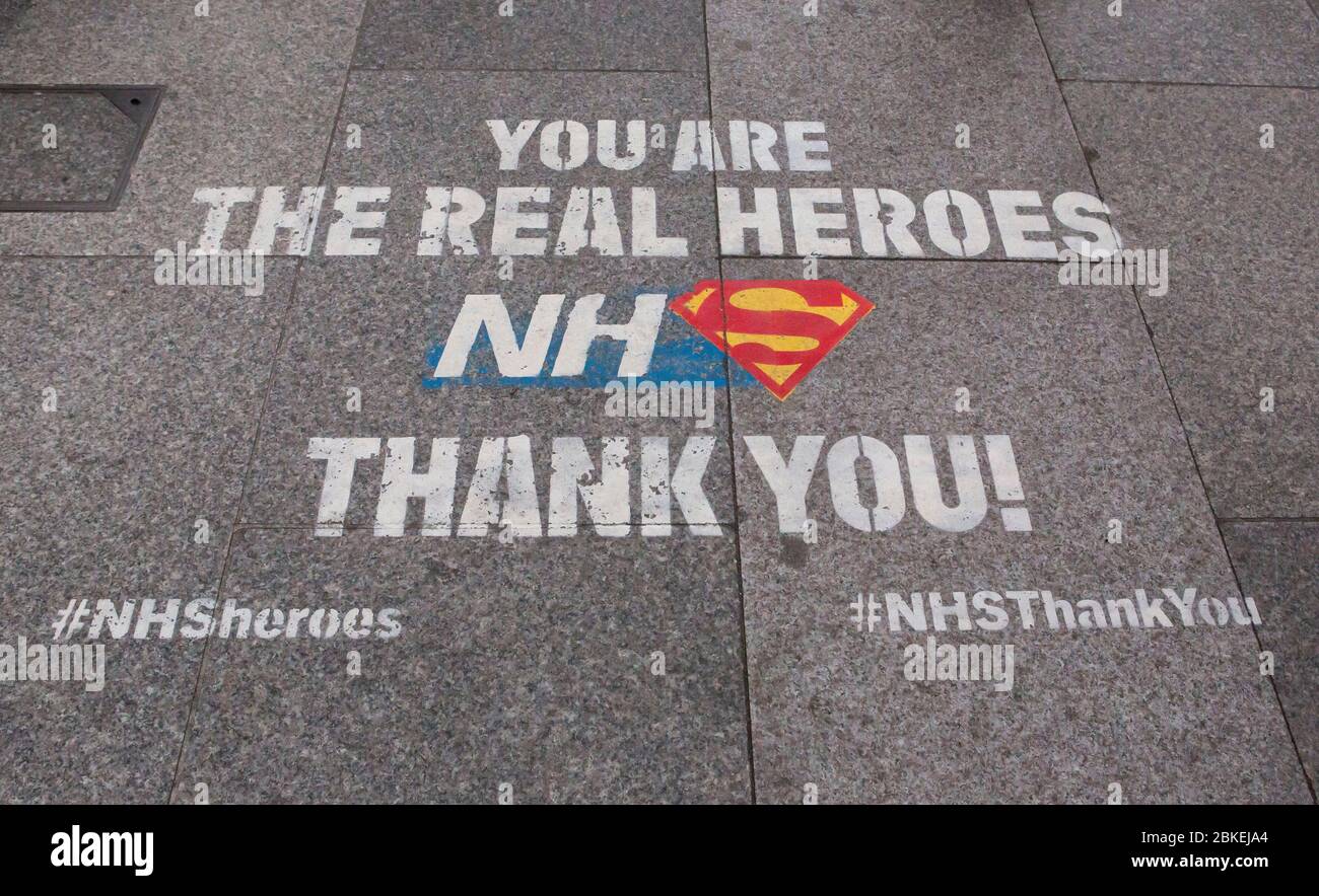 Segnaletica per pavimentazione NHS Heroes per covid-19 Foto Stock
