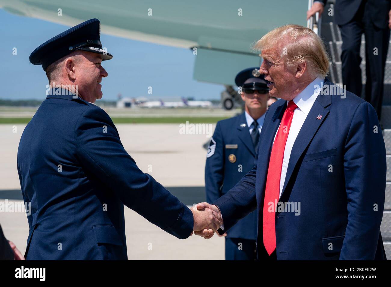 Il presidente Donald J. Trump è accolto dal Colonnello dell'aeronautica statunitense Shawn Gaffney della 128th Air Refueling Wing, mentre disinserisce l'Air Force One all'aeroporto internazionale General Mitchell venerdì 12 luglio 2019 a Milwaukee, Wisc. Presidente Trump nel Wisconsin Foto Stock