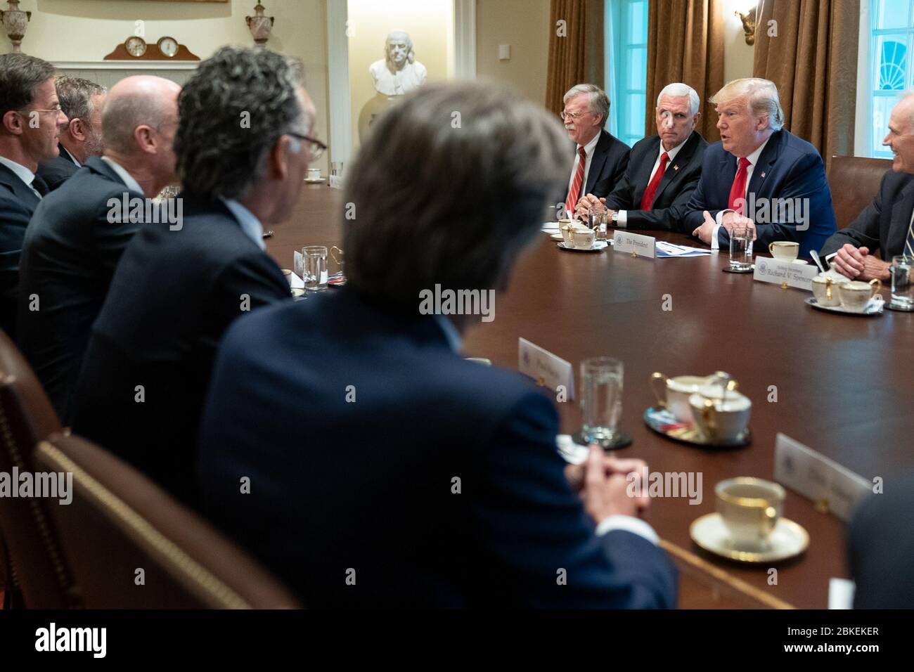Il presidente Trump e il vicepresidente Mike Pence si incontrano con il primo ministro olandese Mark Rutte nella sala del gabinetto della Casa Bianca il 18 luglio 2019, per discutere sul commercio e le relazioni internazionali. Foto Stock