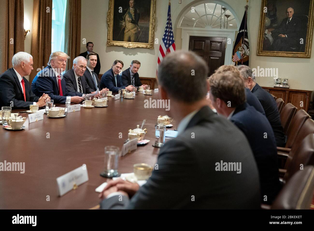 Il 18 luglio 2019, il presidente Donald J. Trump, accompagnato dal vicepresidente Mike Pence, ha tenuto un incontro bilaterale con il primo ministro olandese Mark Rutte nella sala del gabinetto della Casa Bianca, concentrandosi sulle relazioni USA-Paesi Bassi e sulla cooperazione internazionale. Foto Stock