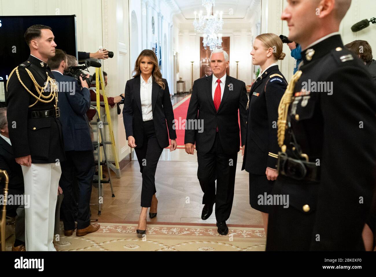 Il 18 luglio 2019, la First Lady Melania Trump e il Vice Presidente Mike Pence hanno partecipato ad una cerimonia nella East Room della Casa Bianca. L'evento ha comportato la presentazione di una bandiera della seconda guerra mondiale sventolata durante l'invasione del D-Day. Foto Stock