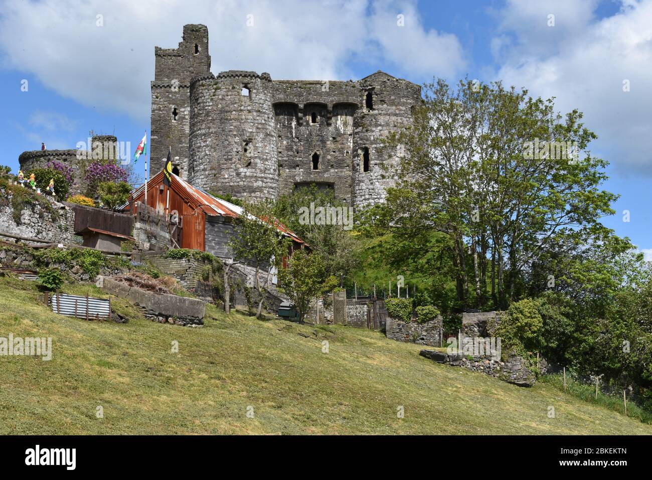 Una fotografia del castello normanno di Kidwelly nel Carmarthenshire, Galles Foto Stock