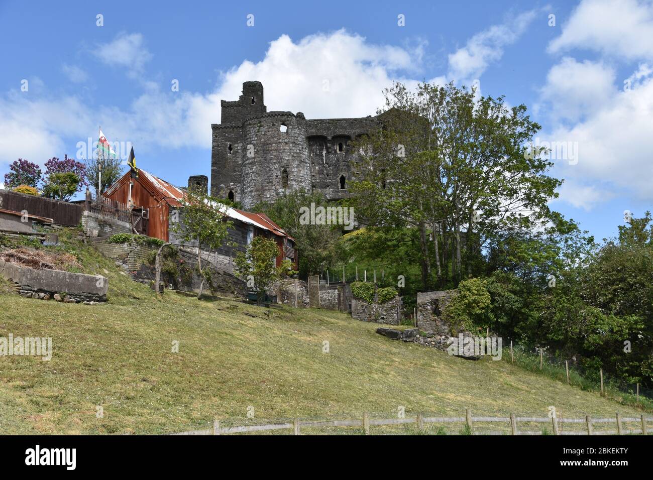 Una fotografia del castello normanno di Kidwelly nel Carmarthenshire, Galles Foto Stock