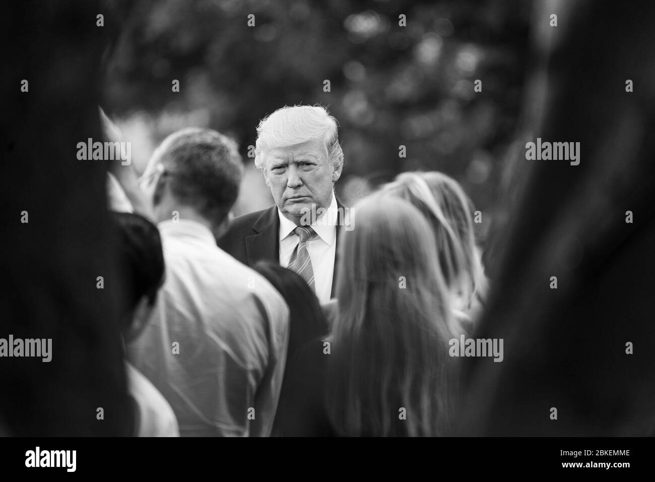 Il 2 agosto 2019, il presidente Donald J. Trump ha parlato con i giornalisti sul South Lawn della Casa Bianca prima di imbarcarsi su Marine One per un viaggio a Bedminster, New Jersey. Il briefing si è concentrato su varie questioni che l'amministrazione deve affrontare. Foto Stock