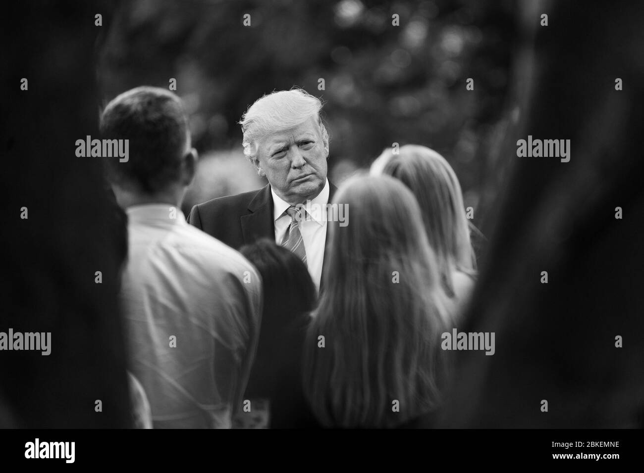 Il 2 agosto 2019, il presidente Donald J. Trump ha parlato con i giornalisti sul South Lawn della Casa Bianca prima di imbarcarsi su Marine One per un viaggio di fine settimana a Bedminster, New Jersey. Il briefing ha riguardato vari argomenti politici e questioni attuali. Foto Stock