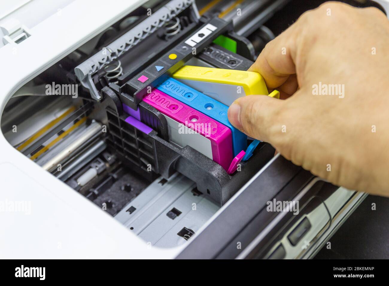 I tecnici sono configurazione installazione della cartuccia di inchiostro in una stampante a getto di inchiostro al dispositivo di automazione di Office per la stampa Foto Stock
