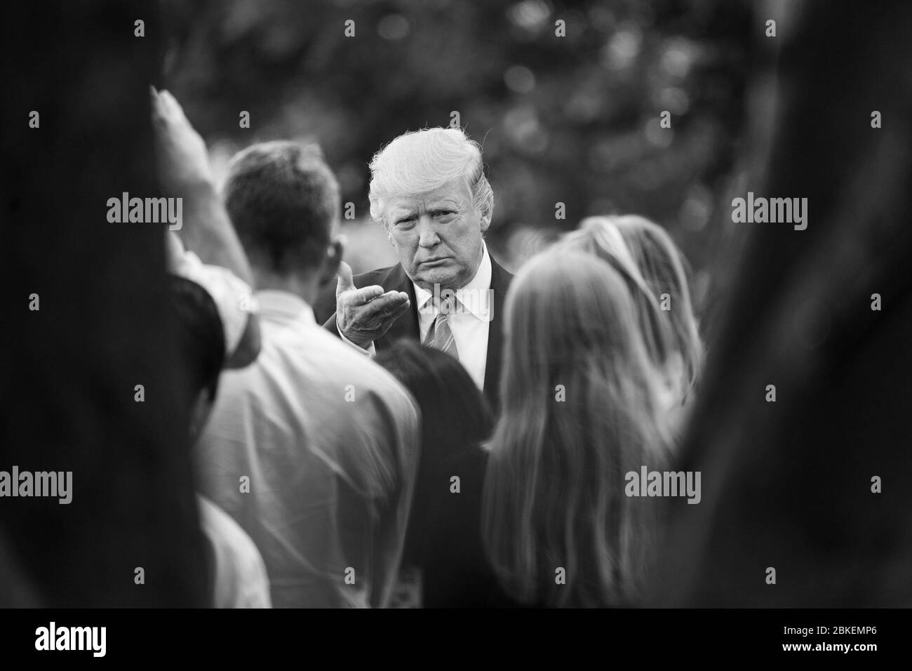 Il 2 agosto 2019, il presidente Donald J. Trump si è rivolto ai giornalisti sul South Lawn della Casa Bianca prima di imbarcarsi su Marine One per un viaggio di fine settimana a Bedminster, New Jersey. La conferenza stampa ha trattato questioni politiche chiave e aggiornamenti. Foto Stock