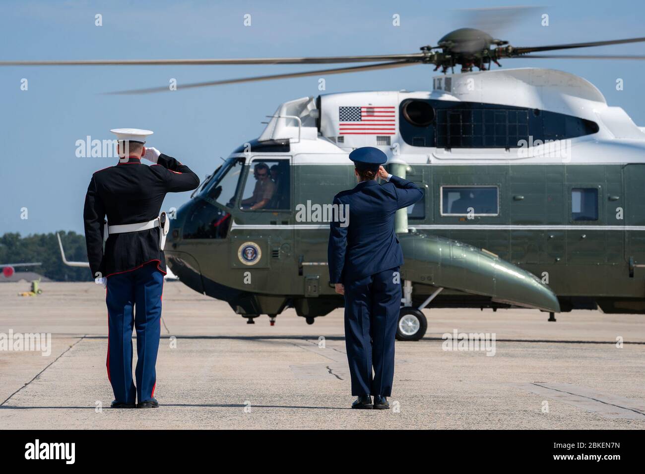 Marine One, che porta il presidente Donald J. Trump, arriva alla Joint base Andrews, Md. Venerdì 9 agosto 2019, ed è salutato dal personale dell'aviazione militare statunitense. Il presidente Trump parte per New York Foto Stock