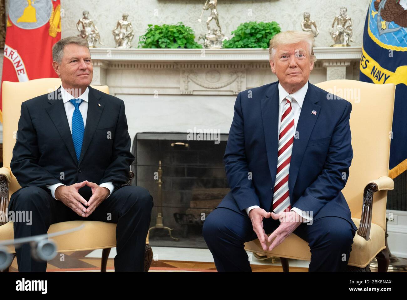 Il 20 agosto 2019, il presidente Donald J. Trump ha parlato con i giornalisti in vista di un incontro bilaterale con il presidente rumeno Klaus Iohannis nell'Ufficio ovale della Casa Bianca, concentrandosi sulle relazioni tra Stati Uniti e Romania e sulla cooperazione internazionale. Foto Stock
