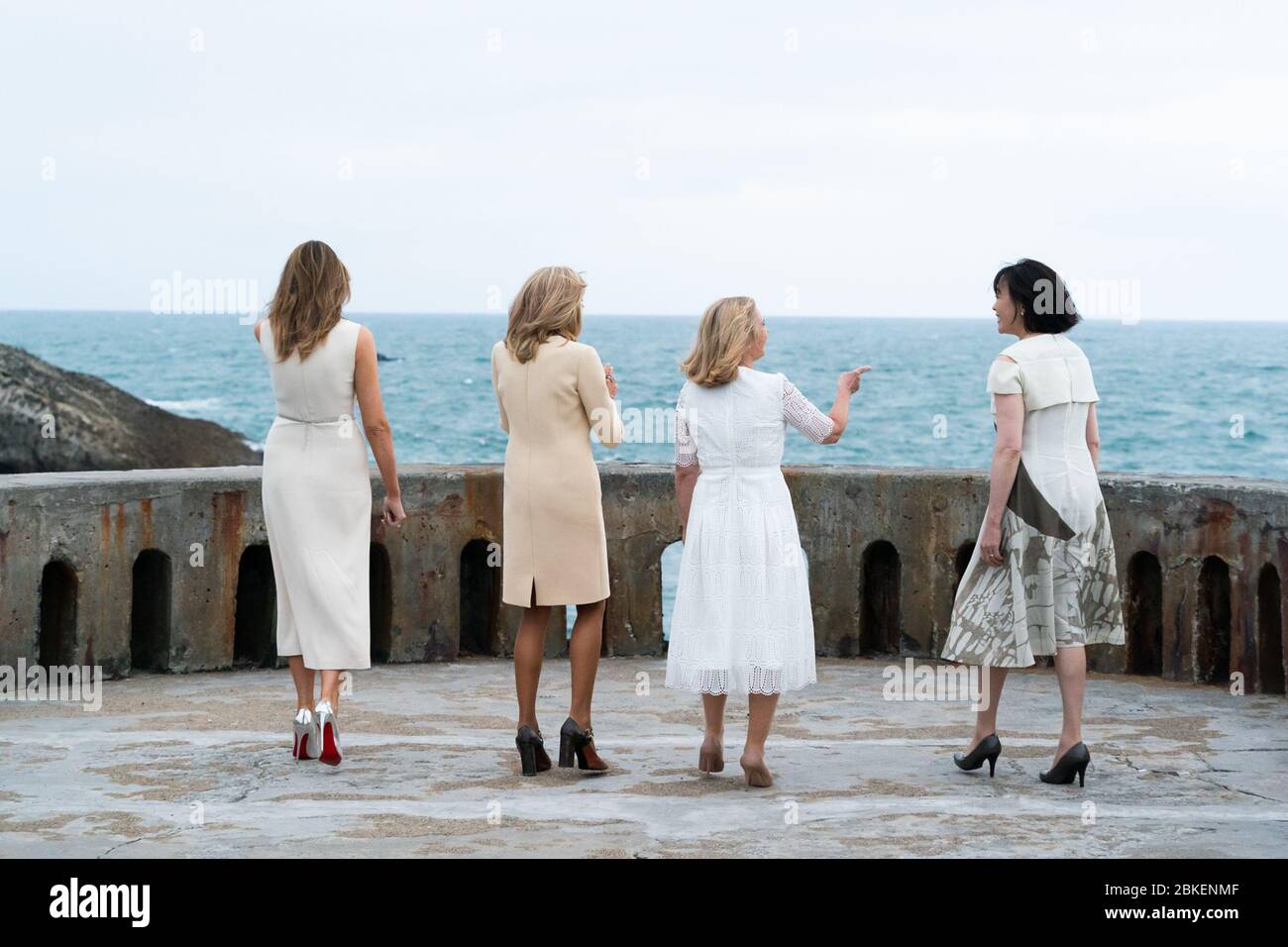 Il 24 agosto 2019, la First Lady Melania Trump è vista camminare con Brigitte Macron, Malgorzata Tusk e Akie Abe durante il vertice del G7 a Biarritz, in Francia, al Rocher de la Vierge. Foto Stock