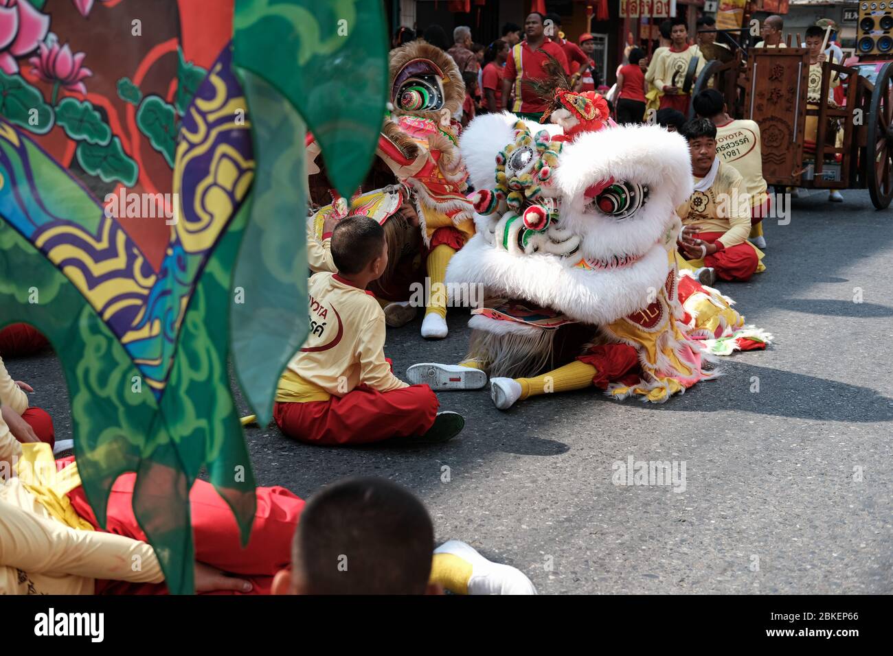Nakhon Sawan, Thailandia - 00 febbraio 2019: Pausa del leone cinese, sfilata di danza drago, spettacolo di festa di Capodanno cinese. Danza tradizionale Foto Stock