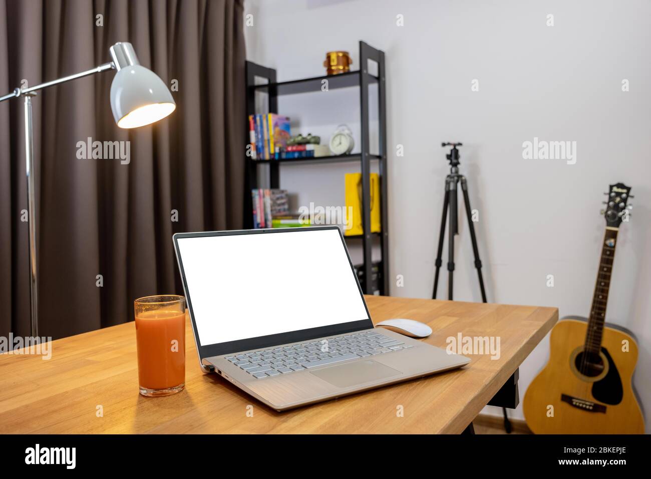 Lavorare in remoto in ufficio a casa nella vostra stanza.UN computer portatile con spazio per la copia sul tavolo.è possibile creare il vostro ambiente di lavoro a casa vostra. Foto Stock