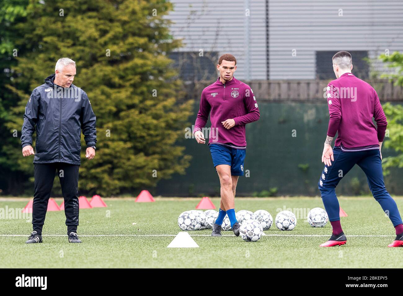 TILBURG - 04-05-2020, Koning Willem II stadio, calcio olandese, eredivisie, stagione 2019-2020. Willem II riprende l'allenamento dopo 7 settimane. Willem II assistente allenatore Gery Vink, Willem II giocatore Justin Ogenia Willem II hervat training na 7 weken. Credito: Pro Shots/Alamy Live News Foto Stock